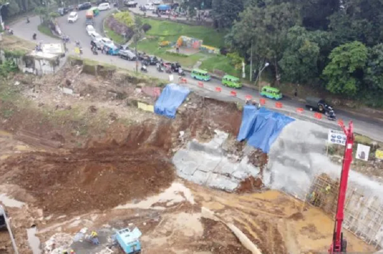 Jalan RE Sumantadiredja, Kecamatan Bogor Selatan, Kota Bogor, Jawa Barat, longsor pada Selasa, 14 Maret 2023.