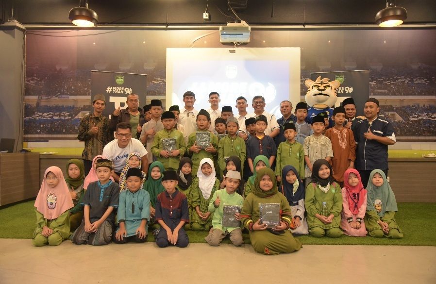Memperingati HUT ke-90 Persib Bandung berbagi dengan anak-anak Panti Asuhan Bani Salam Kota Bandung.