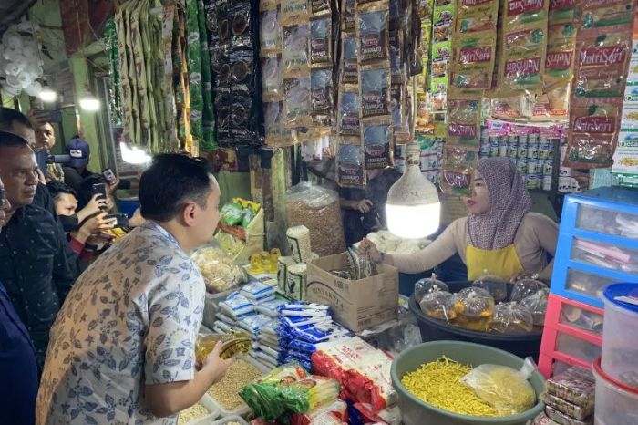 Wakil Menteri Perdagangan Jerry Sambuaga saat sidak harga bahan pokok di Pasar Raya Padang, Sumbar, Sabtu 25 Februari 2023