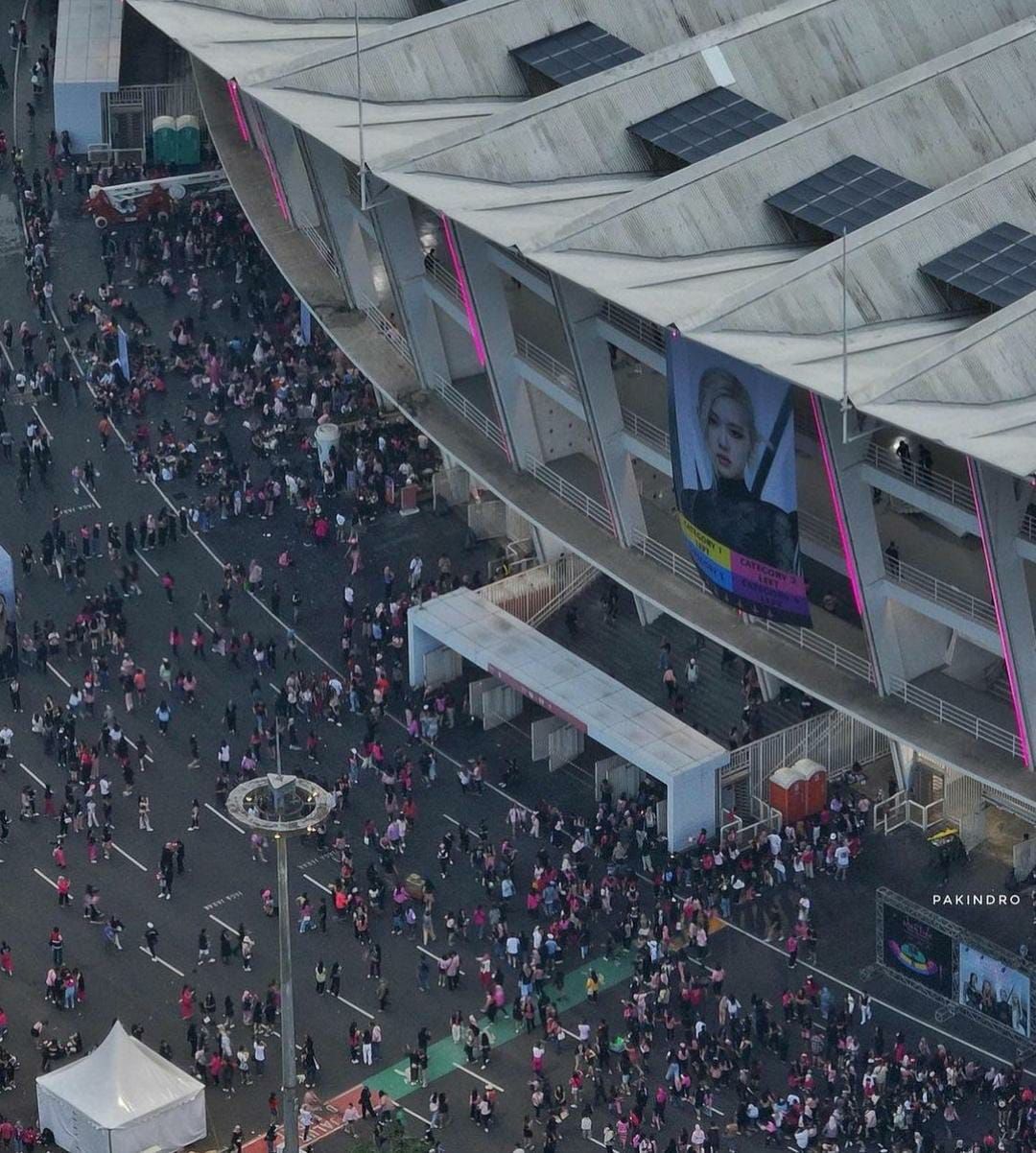 Ilustrasi, kondisi penonton saat konser blackpink dan membawa peningkatan ekonomi bagi pedagang.