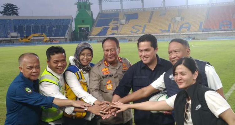 Kadispora Jabar Asep Sukmana (paling kiri) saat ikut meninjau kesiapan Stadion si Jalak Harupat, Kabupaten Bandung pada Sabtu kemarin.