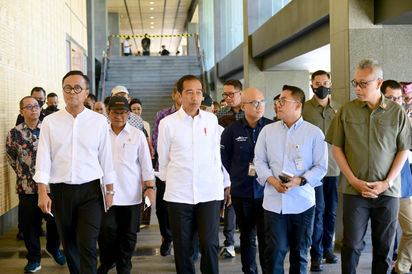 Presiden Republik Indonesia Joko Widodo (Jokowi) didampingi Ibu Iriana Jokowi meninjau kesiapan fasilitas yang akan digunakan untuk Konferensi Tingkat Tinggi (KTT) ASEAN ke-42.