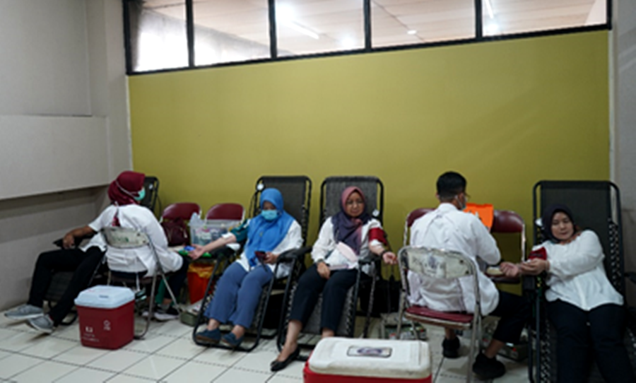 Sejumlah karyawan PTPN VIII mengikuti donor darah di kantor direksi PTPN VIII di Bandung, berkaitan HUT ke-27 PTPN VIII tahun 2023, Senin, 13 Maret 2023.
