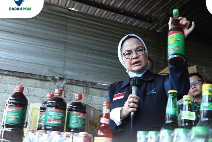 Kepala Badan Pengawasan Obat dan Makanan Penny K Lukito menunjukan jamu yang  dicampur bahan kimia pada jumpa pers penggrebekan pabrik jamu ilegal.