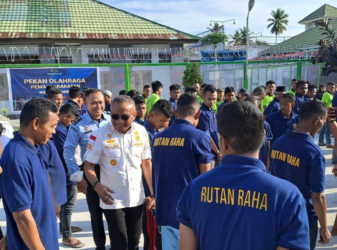 Kakanwil Kemenkumham Sultra, Silvester Sili Laba (kemeja putih) saat menyambangi warga binaan Rutan Kelas IIB Raha. 