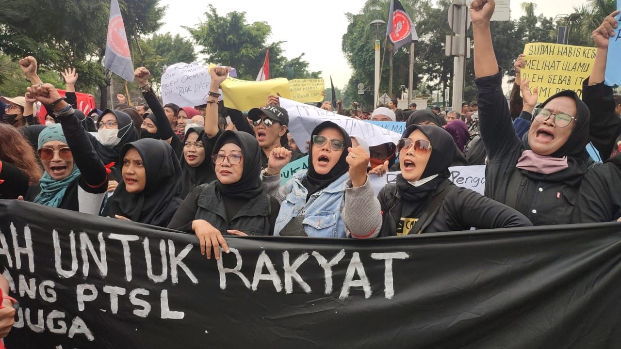 Aksi protes Aliansi Pejuang Tanah Untuk Rakyat di depan Kantor BPN Jakarta Timur.