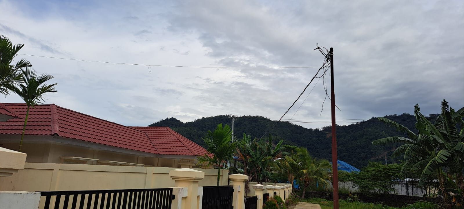 Kondisi kabel dari tiang listrik ke Asrama Supiori Putra-Putri diputus langsung dari tiang 