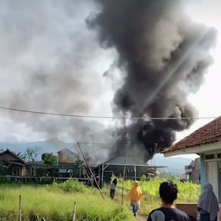   Kepulan asap tebal dari api yang membakar dua petak rumah di Kampung Benda, Kelurahan Nagarasari, Kecamatan Cipedes, Kota Tasikmalaya pada Selasa sore, 14 Maret 2023 pukul 09:00 WIB