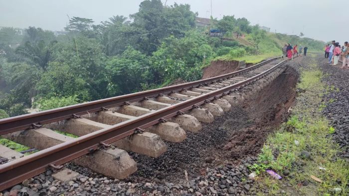 Lintasan rel kereta, di area lintasan KM 2+6/7 antara stasiun Paledang dan Batu Tulis ambruk akibat tanah longsor. 