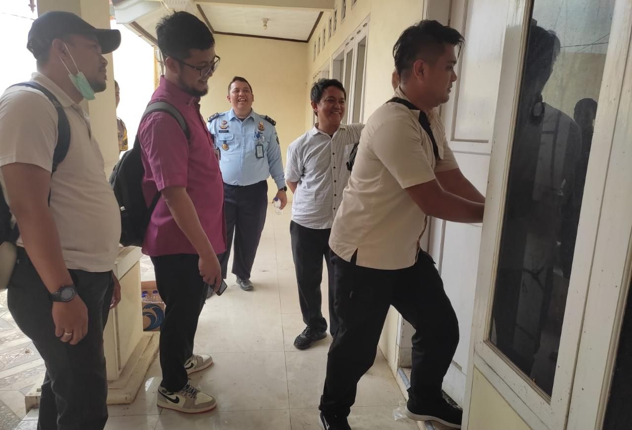 KPK bersama Rupbasan Kelas I Cirebon melakukan pemeriksaan sejumlah barang sitaan di Kota Cirebon, Rabu (15/3/2023).