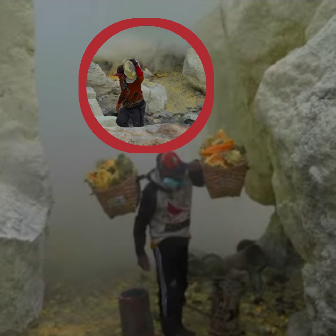   Seorang pria sedang memikul belerang dari  Kawah Gunung Ijen perbatasan Banyuwangi Bondowoso 