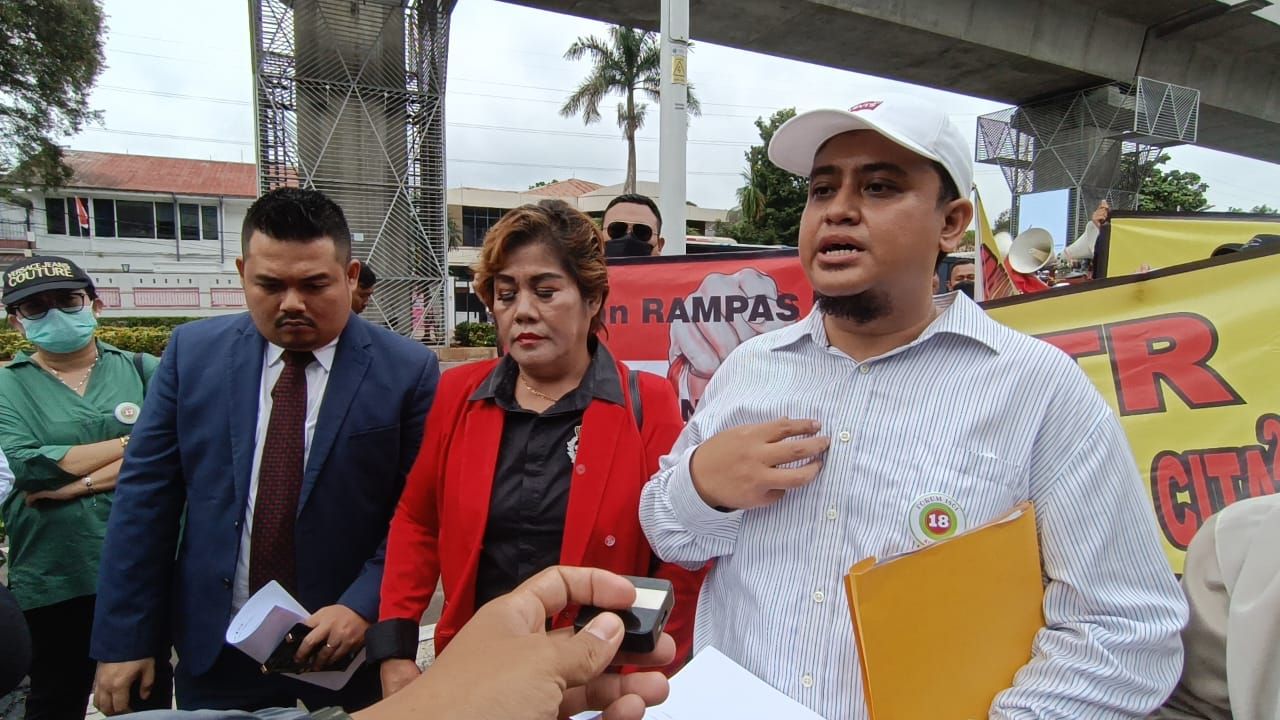 Ketua Forum Damai 1801, Tommy Sukmadinata (paling kanan) saat memberikan keterangan kepada wartawan di depan Gedung Kementerian ATR / BPN RI, Jakarta Selatan, Selasa, 14 Maret 2023
