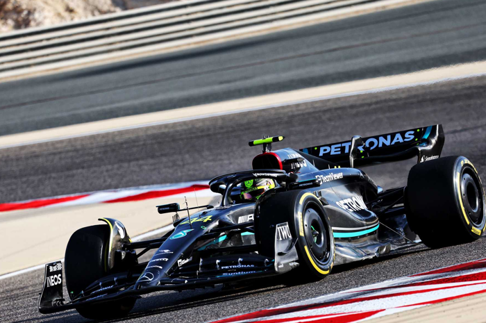 Pebalap tim Mercedes Lewis Hamilton menjalani hari kedua tes pramusim Formula 1 di Sirkuit Internasional Bahrain, Sakhir.