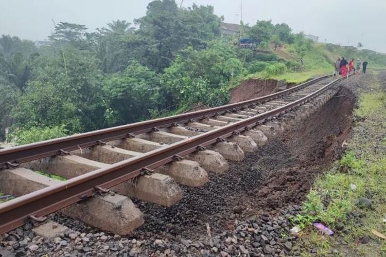 Rel menggantung sepanjang 15 meter akibat tanah longsor di Kota Bogor, PT KAI hentikan operasi Kereta Api rute Bogor-Sukabumi.