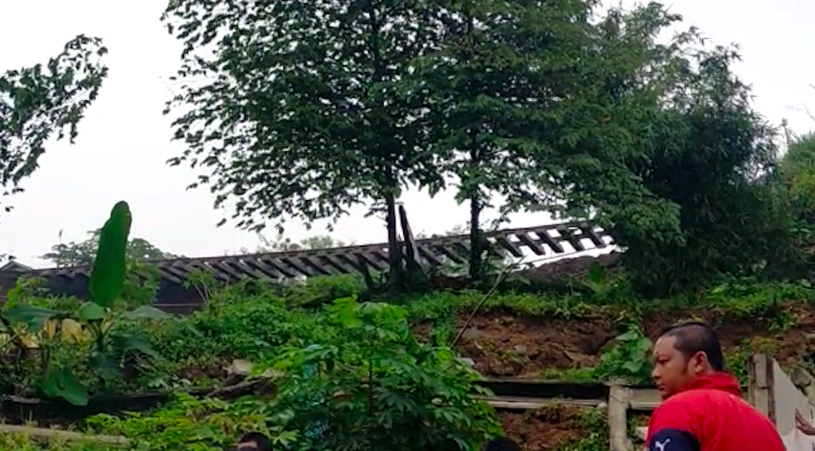 Jalur rel kereta api Bogor-Sukabumi, di KM 26+/7, tepatnya di Kampung Sirnasari, RT 07/04, Kelurahan Empang, Bogor Selatan, menggantung akibat tanah longsor.