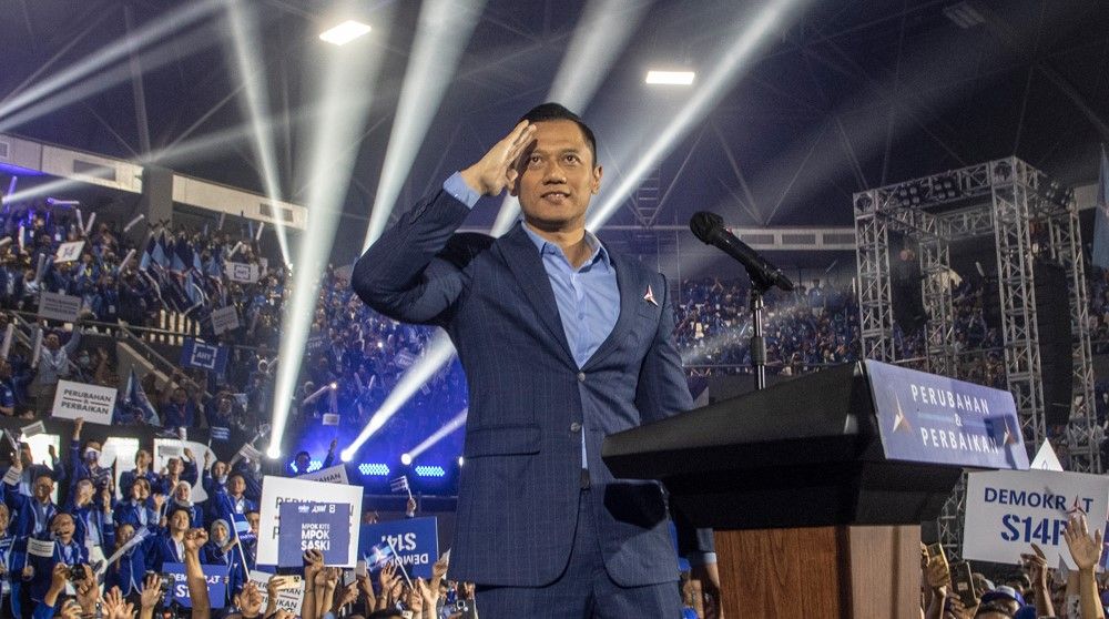 Ketua Umum Partai Demokrat Agus Harimurti Yudhoyono (AHY) memberi hormat kepada kader Partai Demokrat saat akan menyampaikan pidato politiknya di Tennis Indoor Senayan, Jakarta, Selasa, 14 Maret 2023. 