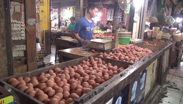 Salah satut pedagang telur di Pasar Tambun, Kabupaten Bekasi, harga mulai melonjak naik jelang Ramadan.
