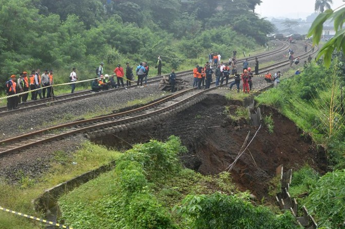 Sejumlah warga dan petugas melihat kondisi tanah longsor di jalur rel Kereta Api (KA) Pangrango lintas Bogor-Sukabumi di Kelurahan Empang, Kota Bogor, Jawa Barat, Rabu (15/3/2023). 