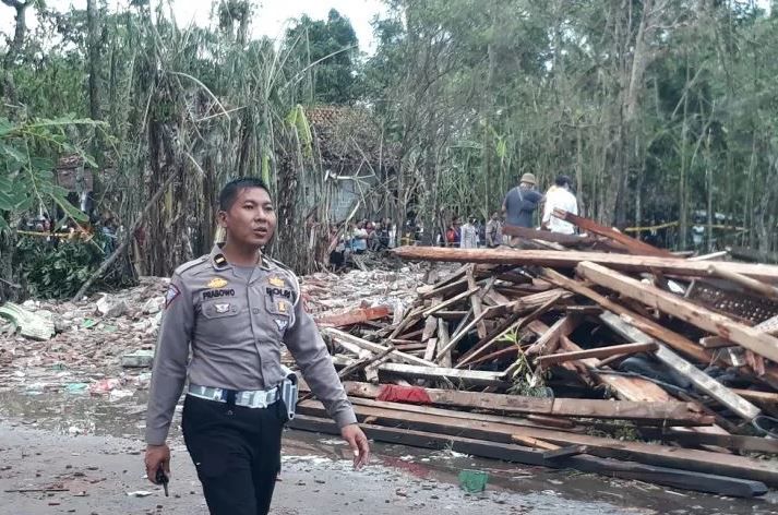 Potret keadaan rumah yang alami kerusakan pasca terjadinya ledakan bubuk mesiu di Dusun Tegalrejo