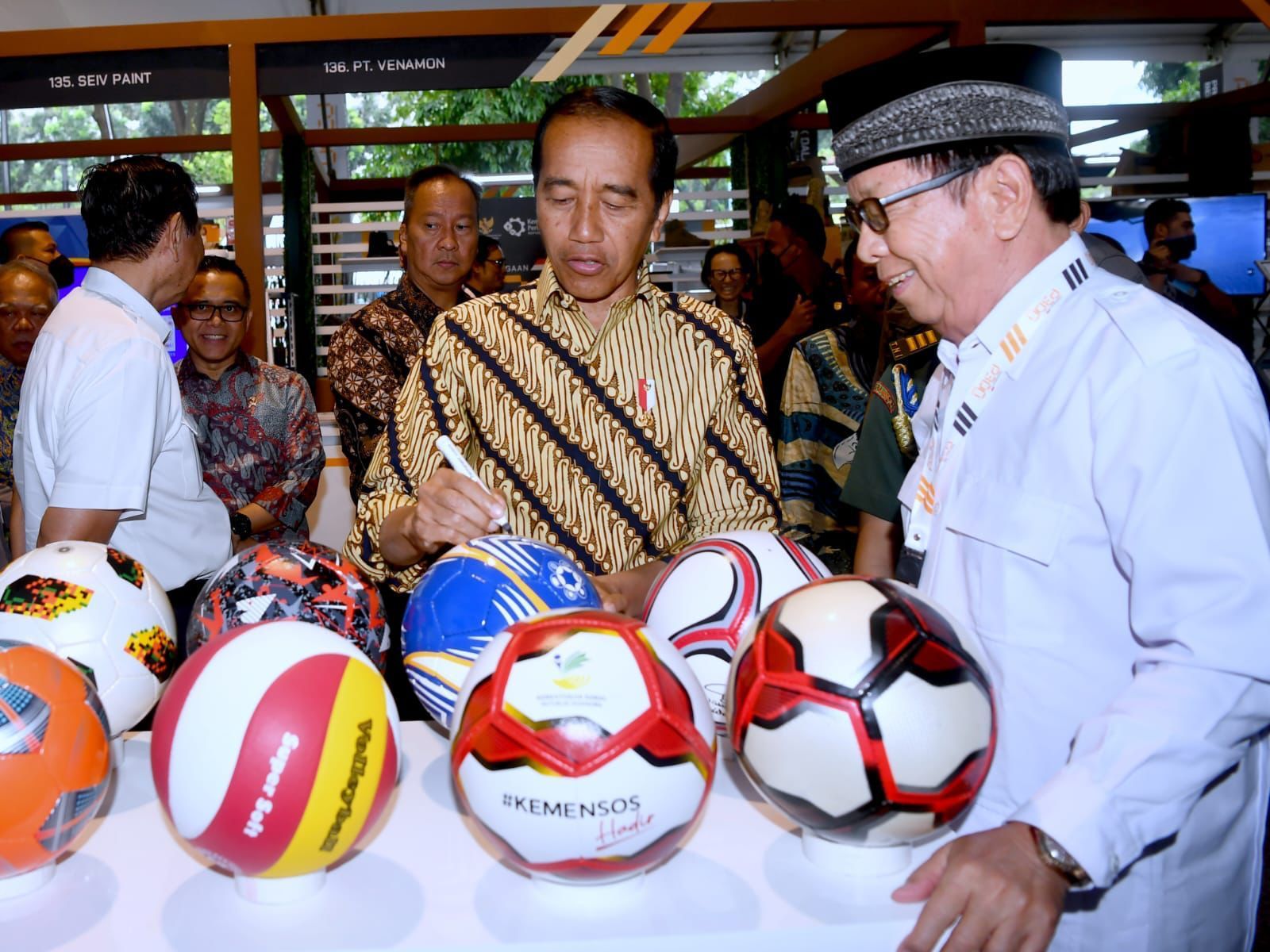 Presiden Jokowi meninjau STAN UMKM  usai membuka acara Business Matching Produk Dalam Negeri Tahun 2023 di Istora Senayan, Jakarta, pada Rabu, 15 Maret 2023.