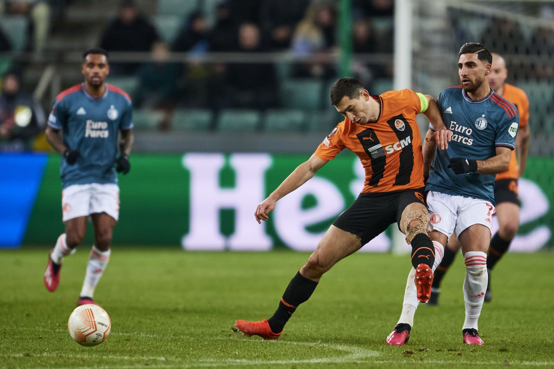 Potret Pemain Shaktar Donetsk sedang duel dengan pemain Feyenoord