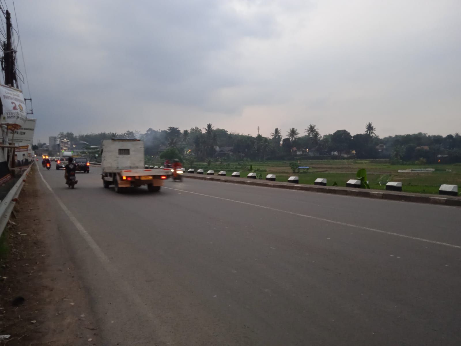 Jalan alternatif Cileungsi - Jonggol, yang menghubungkan dengan Ciranjang-Cianjur dan Bandung.