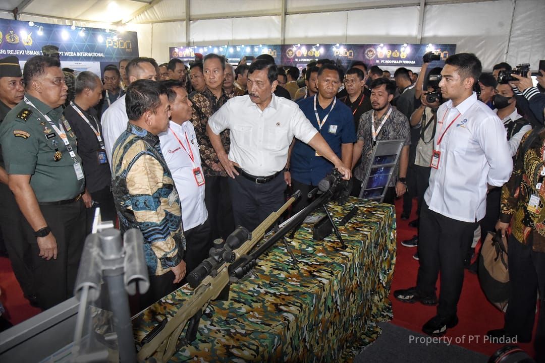 Presiden RI, Joko Widodo dan Menkomarves) Luhut Binsar Panjaitan meninjau produk-produk PT Pindad setelah membuka kegiatan Business Matching Belanja Produk Dalam Negeri (PDN) tahun 2023 di Istora Senayan Jakarta, Rabu, 15 Maret 2023.