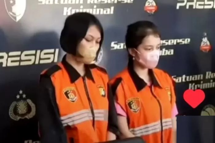 Satreskrim Polres Metro Jakarta Barat menangkap dua wanita berinisial LS (21) dan PP (19). mereka membuat konten pornografi melalui aplikasi Live Streaming Dream Live.