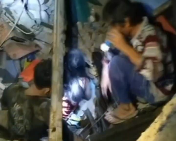 Detik-detik penyelamatan warga Kampung Sirnasari Kelurahan Empang Kecamatan Bogor Selatan oleh Tim SAR Gabungan@bpbd.kotabogor pada Rabu, 15 Maret 2023 dini hari/Tim SAR gabungan@bpbd.kotabogor//