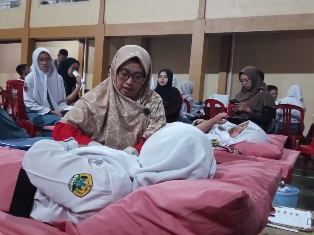 Siswa SMAN 1 Karangkobar ikuti kegiatan donor darah bersama PMI Banjarnegara pada Rabu 15 Maret 2023