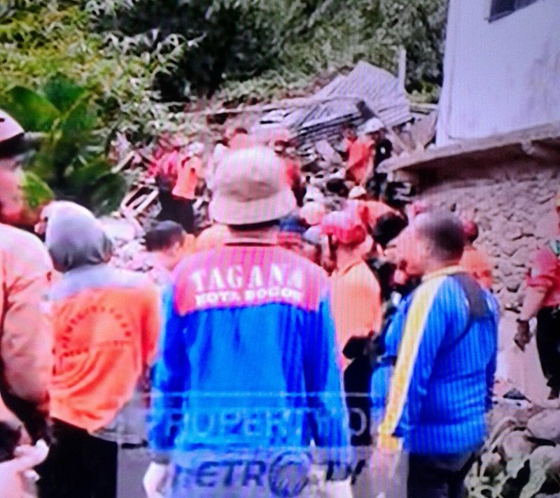 Tim SAR evakuasi korban longsor di Kelurahan Empang Bogor Jabar/tangkap layar/youtube@metrotv/