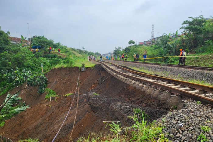 Jalur kereta api Pangrango Bogor-Sukabumi di Kelurahan Empang, Kota Bogor, Jawa Barat, terputus imbas bencana longsor, Rabu (15/3/2023).