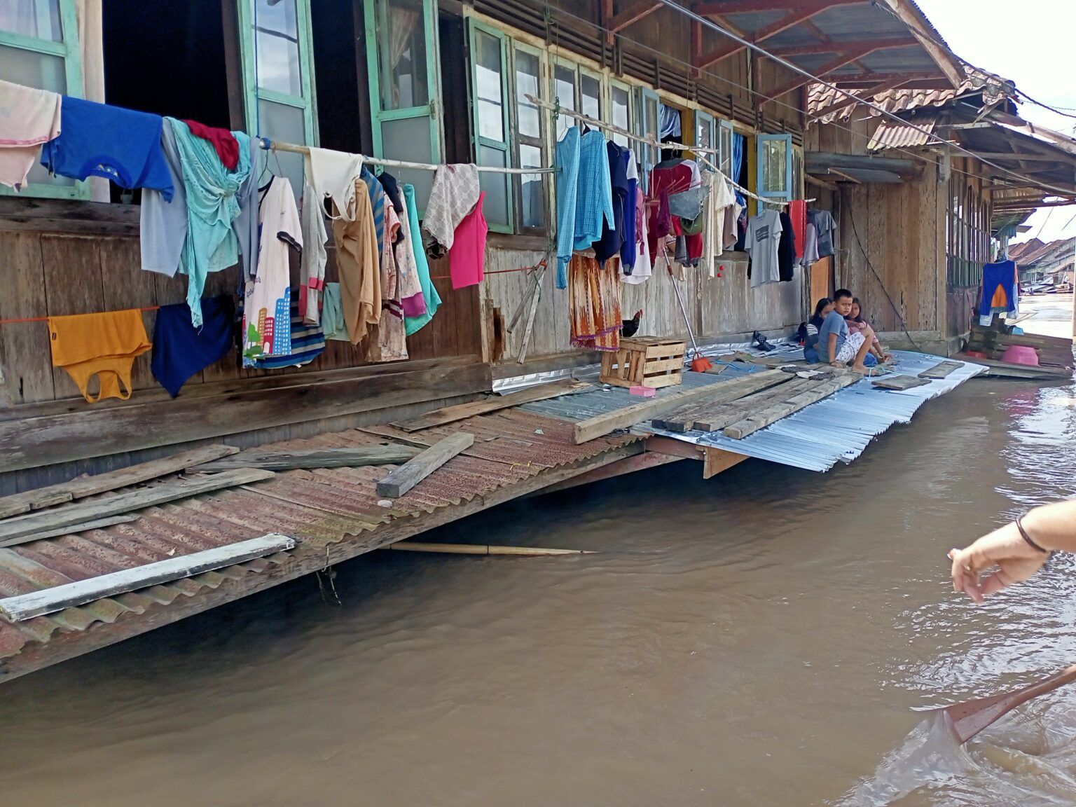 Banjir merendan sebagian rumah masyarakat Musi Rawas yang berada dibantaran Sungai Musi.