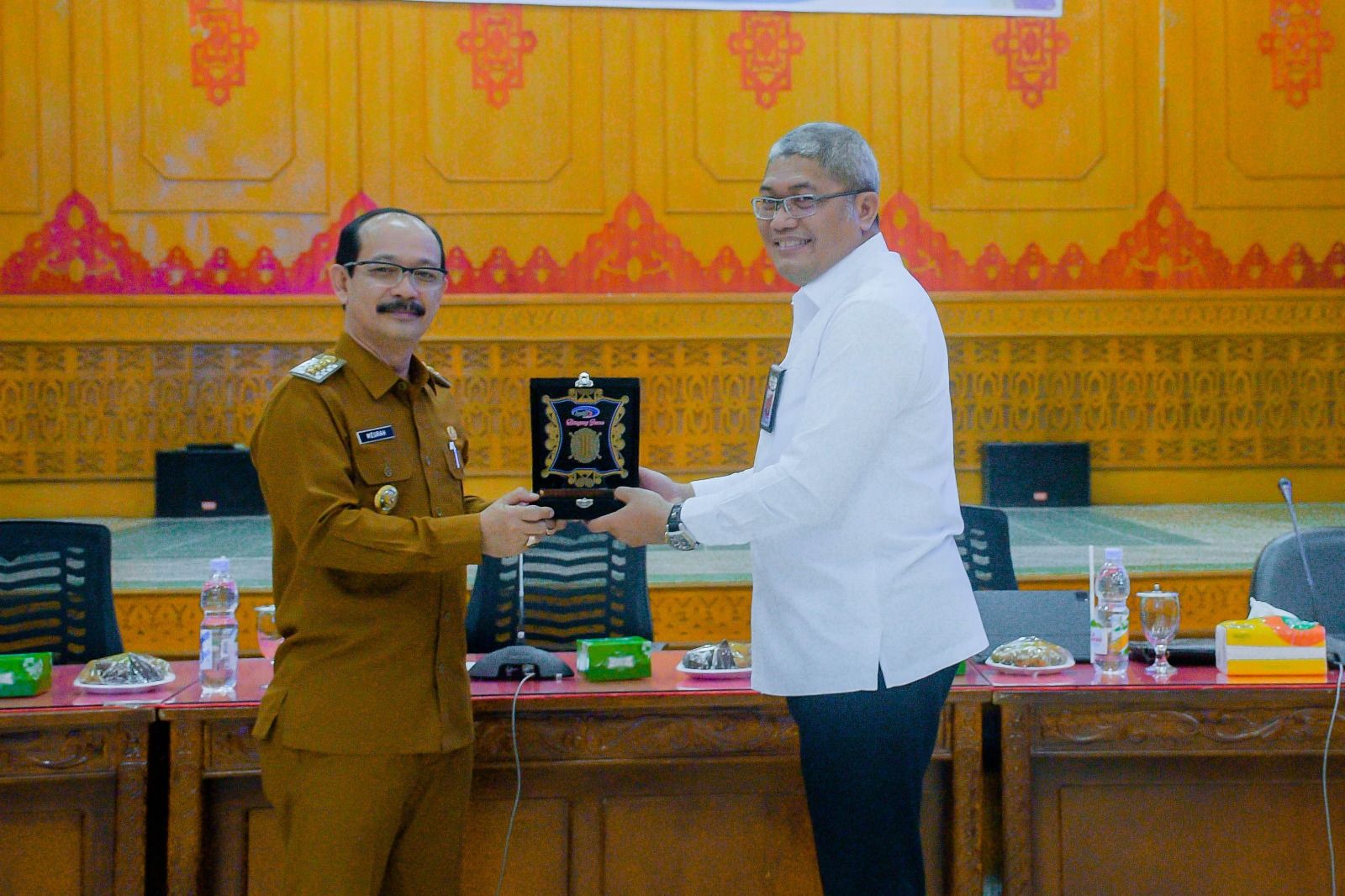 PJ. Bupati Aceh Tamiang saat menerima penyerahan Piagam Penghargaan dari Perwakilan BPKP Aceh 