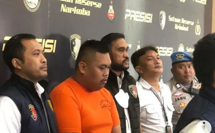 Selebgram Akbar Pera Baharudin saat dihadirkan dalam jumpa pers di Mapolres Metro Jakarta Barat, Rabu 15 Maret 2023.