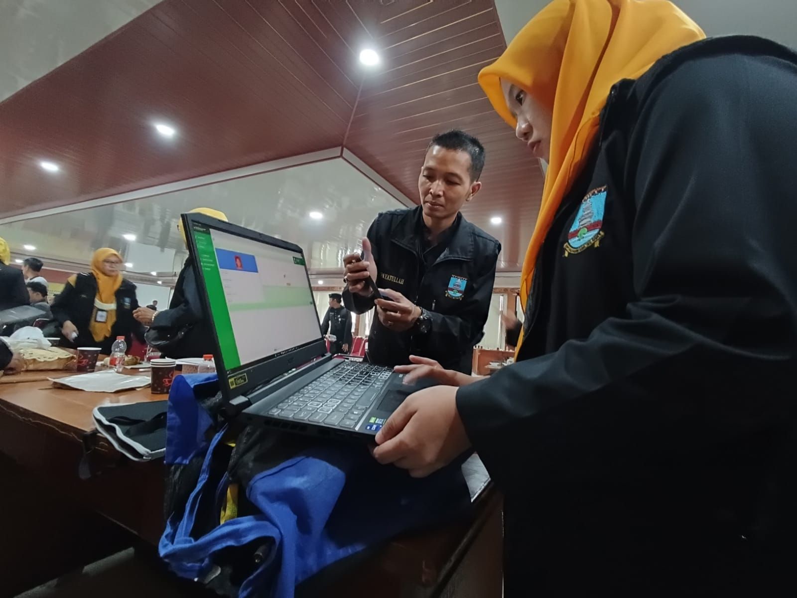 Operator saat menunjukkan cara membuat KTP digital dalam kegiatan launching IKD di aula Tubagus Suwandi, Selasa  14 Maret 2023. 