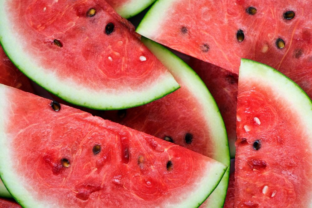 Ilustrasi buah semangka adalah cemilan rendah kalori yang manis dan menyegarkan, dapat memberikan hidrasi dan juga nutrisi penting, termasuk vitamin, mineral, dan antioksidan.