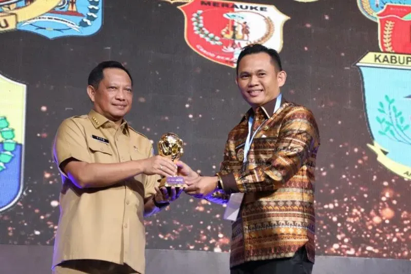 PJ Walikota Tasikmalaya, Cheka Virgowansyah (kanan) bersama dengan Menteri Dalam Negeri (Mendagri), Tito Karnavian (kiri) yang menunjukkan penghargaan Universal Health Coverage (UHC) di Balai Sudirman Jakarta, Selasa 14 MAret 2023. 