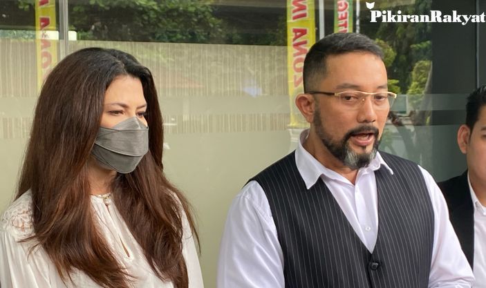 Tamara Bleszynski (kiri) didampingi kuasa hukumnya, Djohansyah. /Pikiran Rakyat/Munady