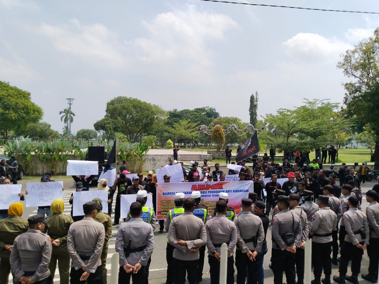 AMPAK saat menggelar demo di Depan Kantor Pemerintah Kabupaten Tegal, Kamis, 16 Maret 2023.