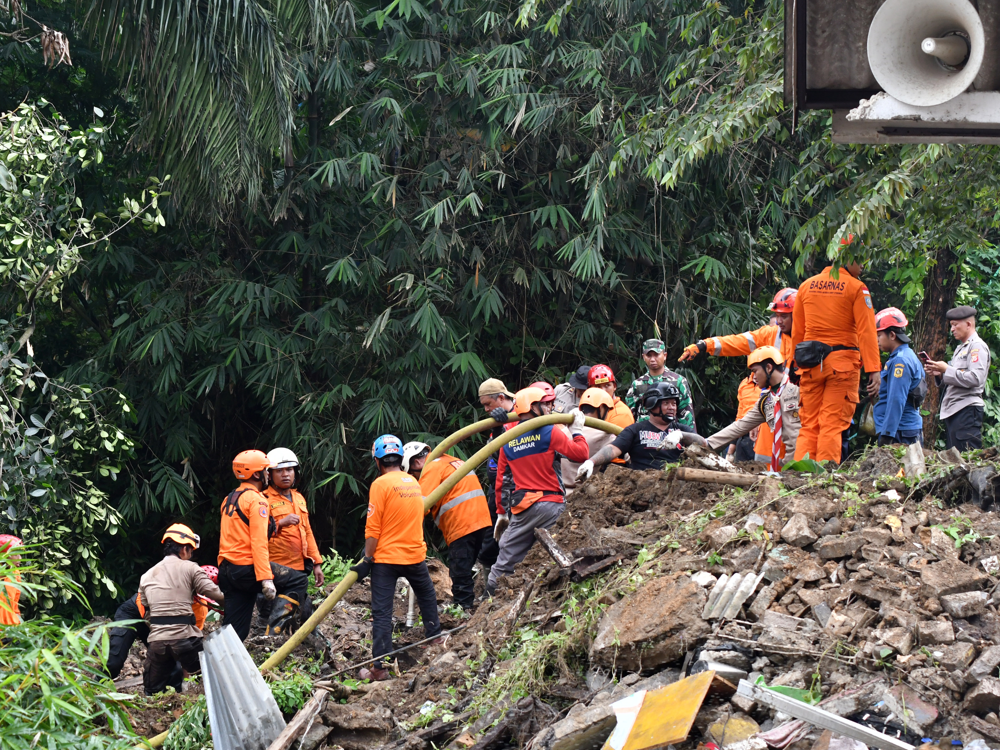 Sejumlah petugas gabungan melakukan pencarian secara manual korban tanah longsor di Kampung Sirnasari RT 07/RW 04, Kelurahan Empang, Kota Bogor, Jawa Barat, Rabu (15/3/2023). 