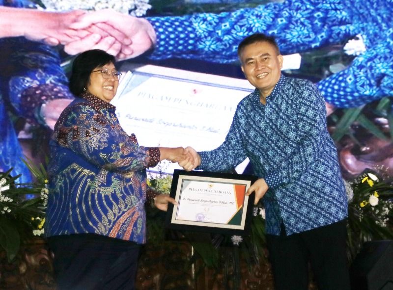Menteri LHK Siti Nurbaya memberi penghargaan Rimbawan Berprestasi kepada Purwadi Soeprihanto, Sekjen APHI