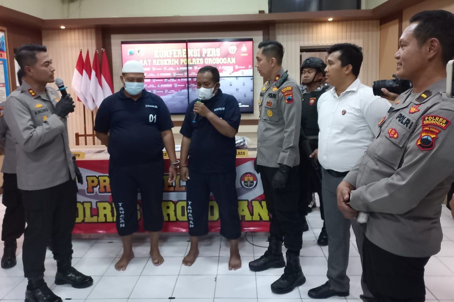 Kapolres Grobogan AKBP Dedy Anung Kurniawan (kiri) menanyakan kepada Suwarno pelaku pemerasan pengusaha properti yang mengaku wartawan
