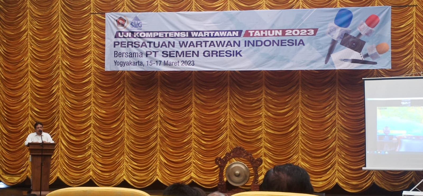 Ketua PWI Jawa Tengah, Amir Machmud Ns saat memberikan sambutan dalam pembukaan UKW Joglosemar di Yogyakarta, Kamis, 16 Maret 2023.