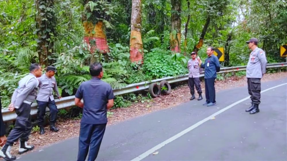 Kadishub Banyuwangi Pujo Hartanto meninjau jalur Sengkan Mayit arah menuju kawasan wisata Gunung Ijen