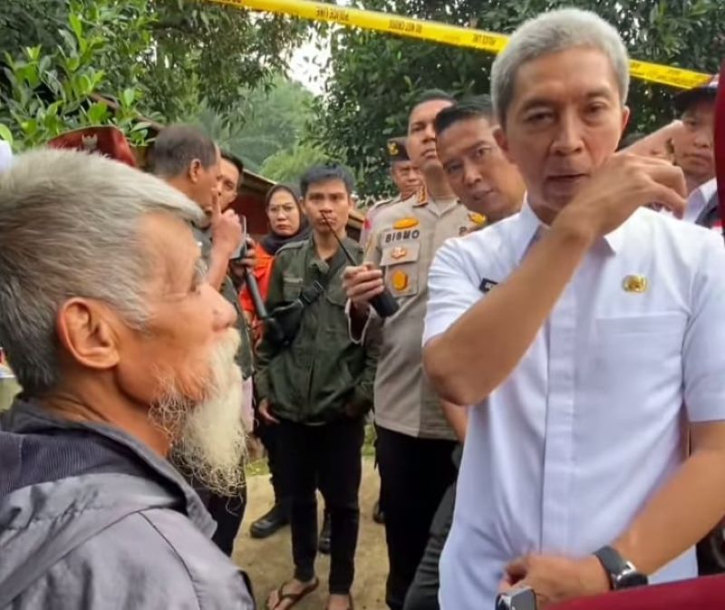 Wakil Wali Kota Bogor, Dedie A Rachim, saat meninjau lokasi bencana longsor di Kampung Sirnasari Empang Bogor, berbincang dengan warga terdampak yang selamat, Rabu, 15 Maret 2023.