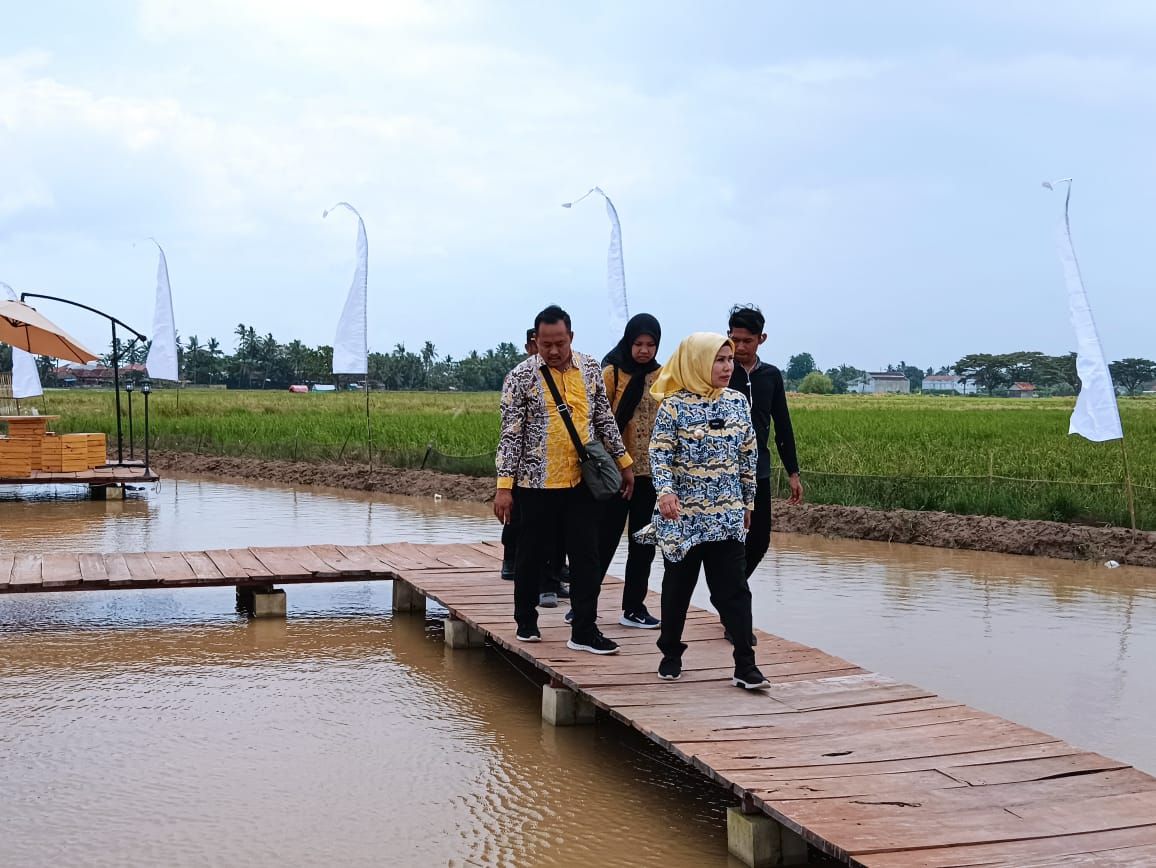 Bupati Serang Ratu Tatu Chasanah saat meninjau tempat wisata Bumi Wisata Tirtayasa Kabupaten Serang.