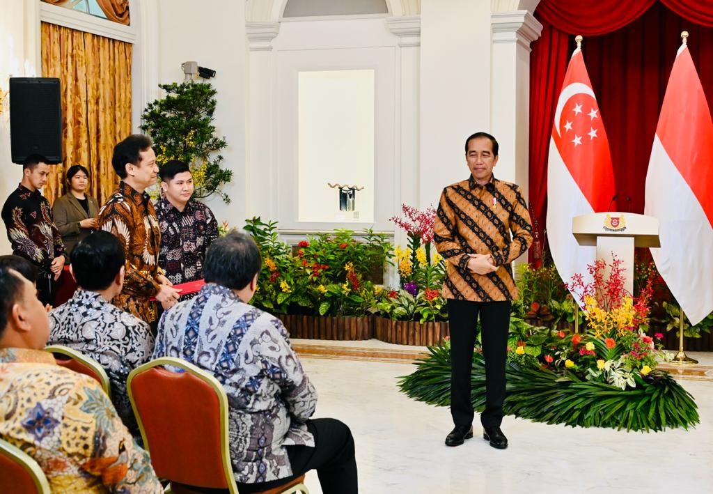 Presiden Joko Widodo dan Perdana Menteri (PM) Singapura Lee Hsien Loong mengadakan pertemuan bilateral di Istana Kepresidenan Singapura, pada Kamis, 16 Maret 2023. Dalam pertemuan tersebut, kedua pemimpin membahas sejumlah kerja sama dalam berbagai bidang.
