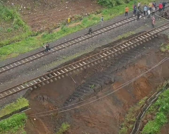 Penampakan rel lintas Bogor Sukabumi, menggantung setelah Tebing Penahan Tanah (TPT) ambruk terbawa longsor, Selasa, 14 Maret 2023.