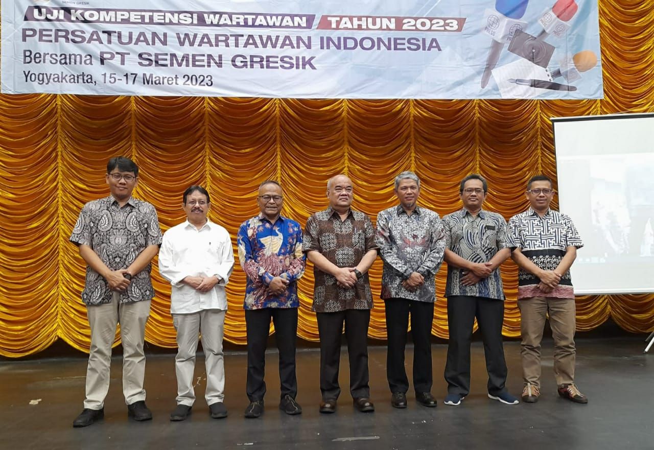 Wagub DIY, Paku Alam X berfoto bersama Ketua PWI Pusat, Jateng, Ketua PWI Surakarta serta Yogyakarta.